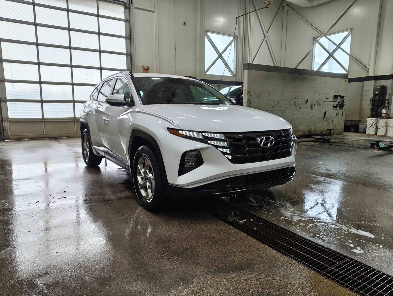2023 Hyundai Tucson Preferred AWD White Sherwood Park - photo #2