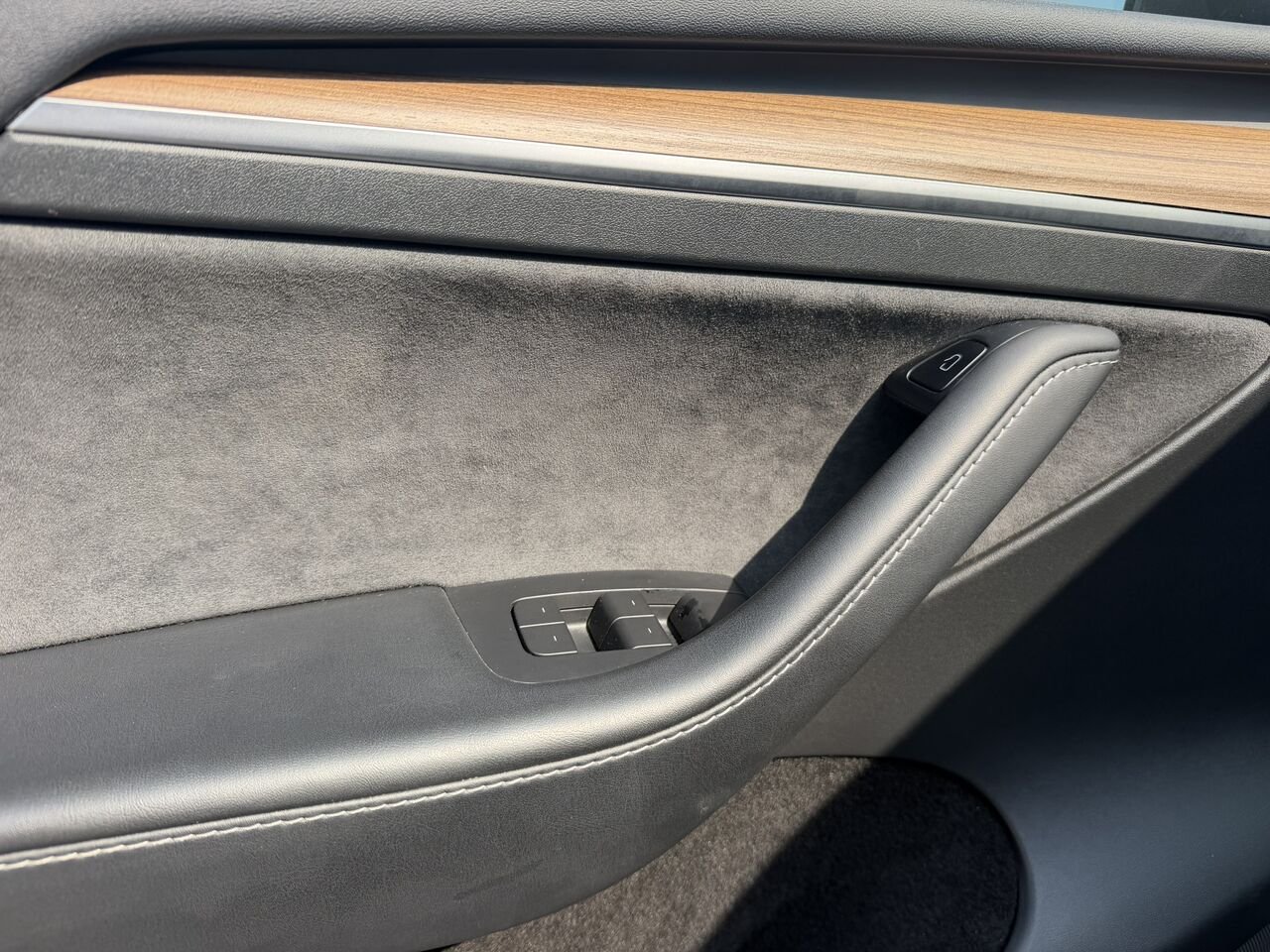 2022 Tesla Model Y LONG RANGE AWD Black Laval - photo #22