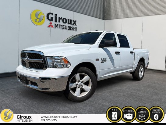 2022 RAM 1500 CLASSIC SLT SLT cabine d'équipe 4x4 caisse de 5 pi 7 po White
