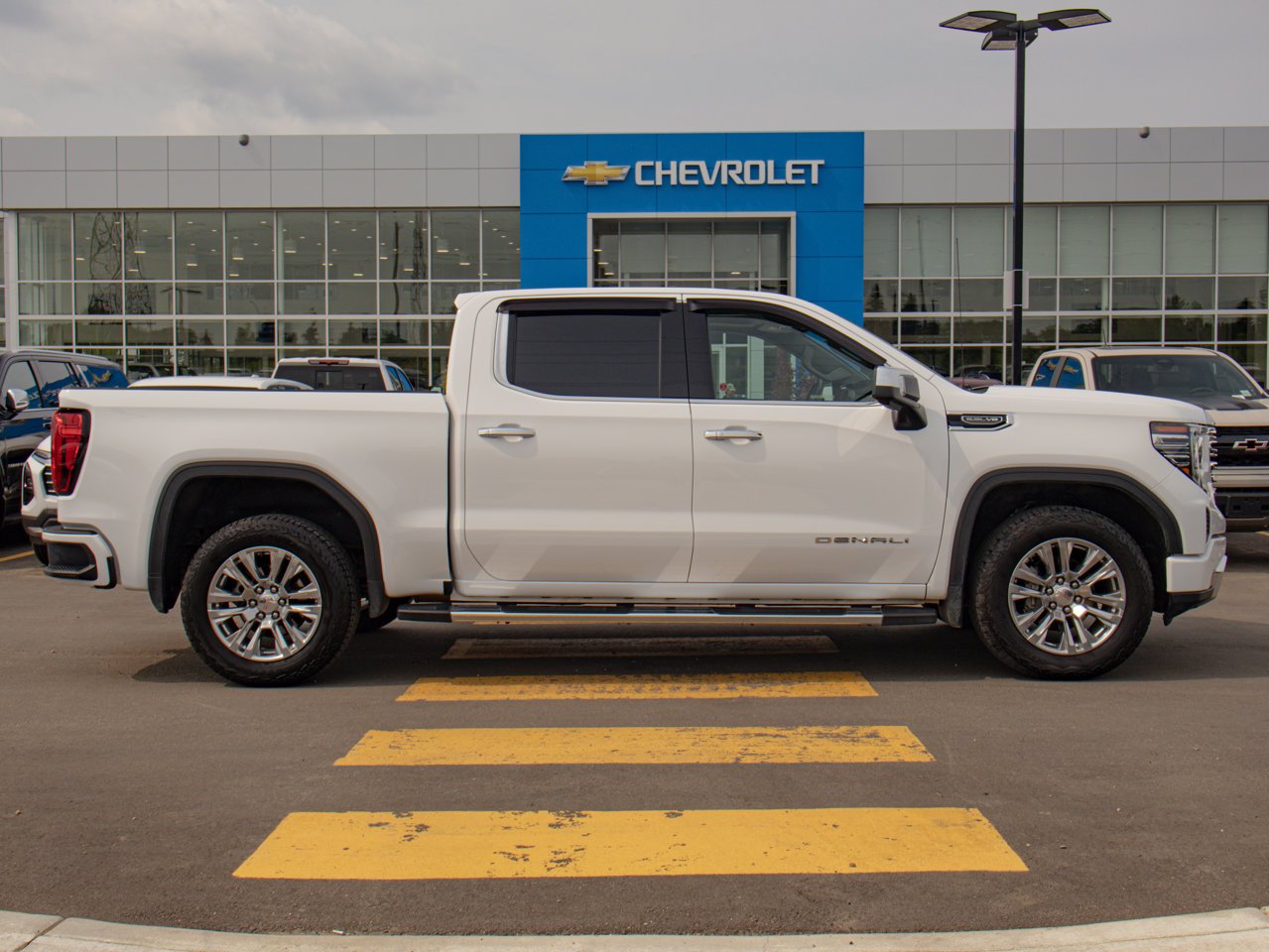 2024 GMC Sierra 1500 4WD Crew Cab 147 Denali White Sherwood Park - photo #12