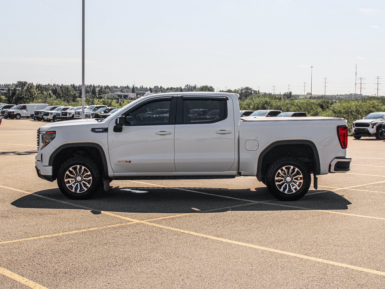 2022 GMC Sierra 1500 4WD Crew Cab 147 AT4 White Sherwood Park - photo #4
