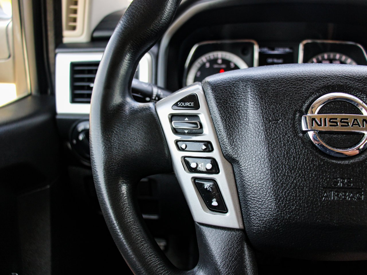 2017 Nissan Titan 4WD Crew Cab SV White Sherwood Park - photo #18