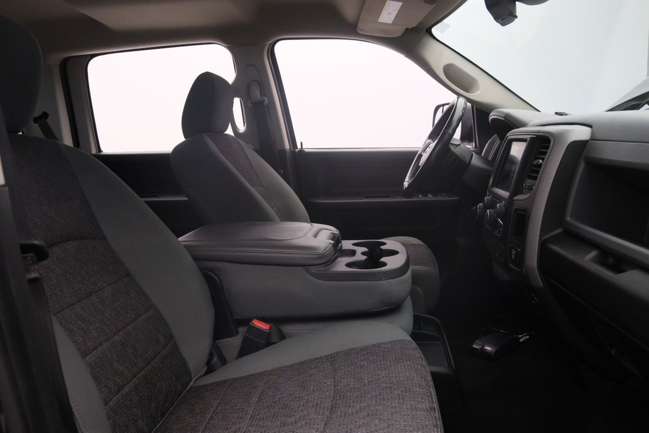 2019 Ram 1500 Classic VIN 3C6RR7KT2KG695861 Black Chicoutimi - photo #14