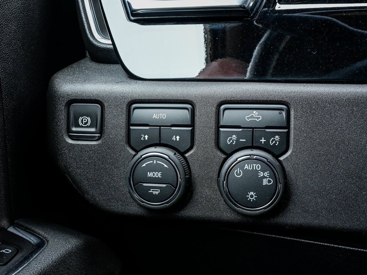 2025 Chevrolet Silverado 1500 4WD Crew Cab 147 LT White Sherwood Park - photo #18