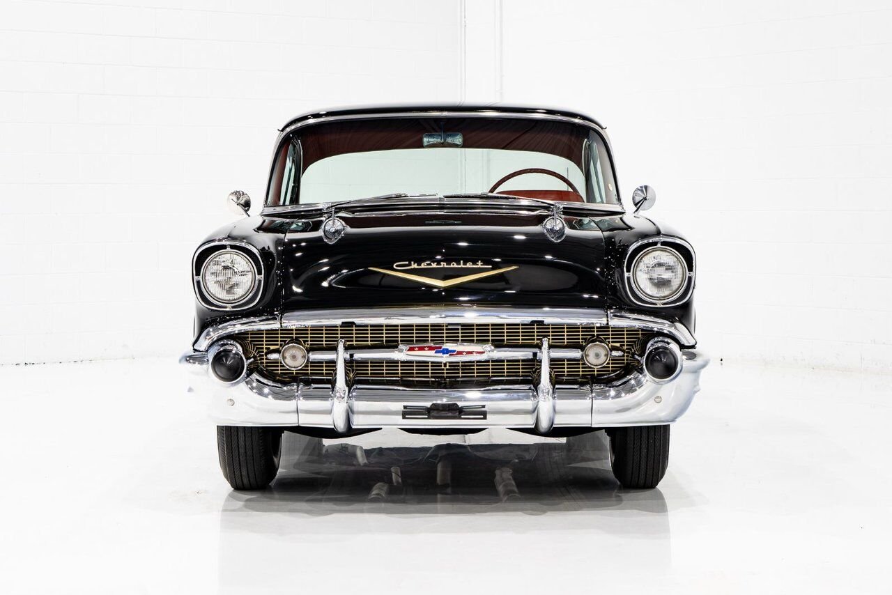 Chevrolet Bel Air Beautifully presented. Restored in desirable color combo | PRIX EN USD 1957 Noir Montréal - photo #1