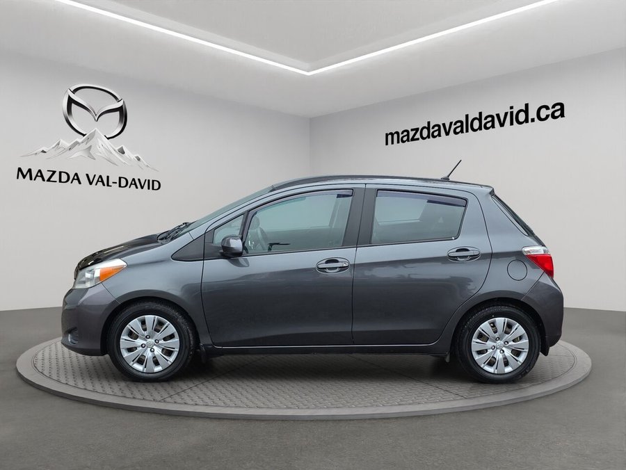 2014 Toyota Yaris Hayon 5 portes, boîte manuelle, LE, bluetooth, rétroviseurs électriques Grey