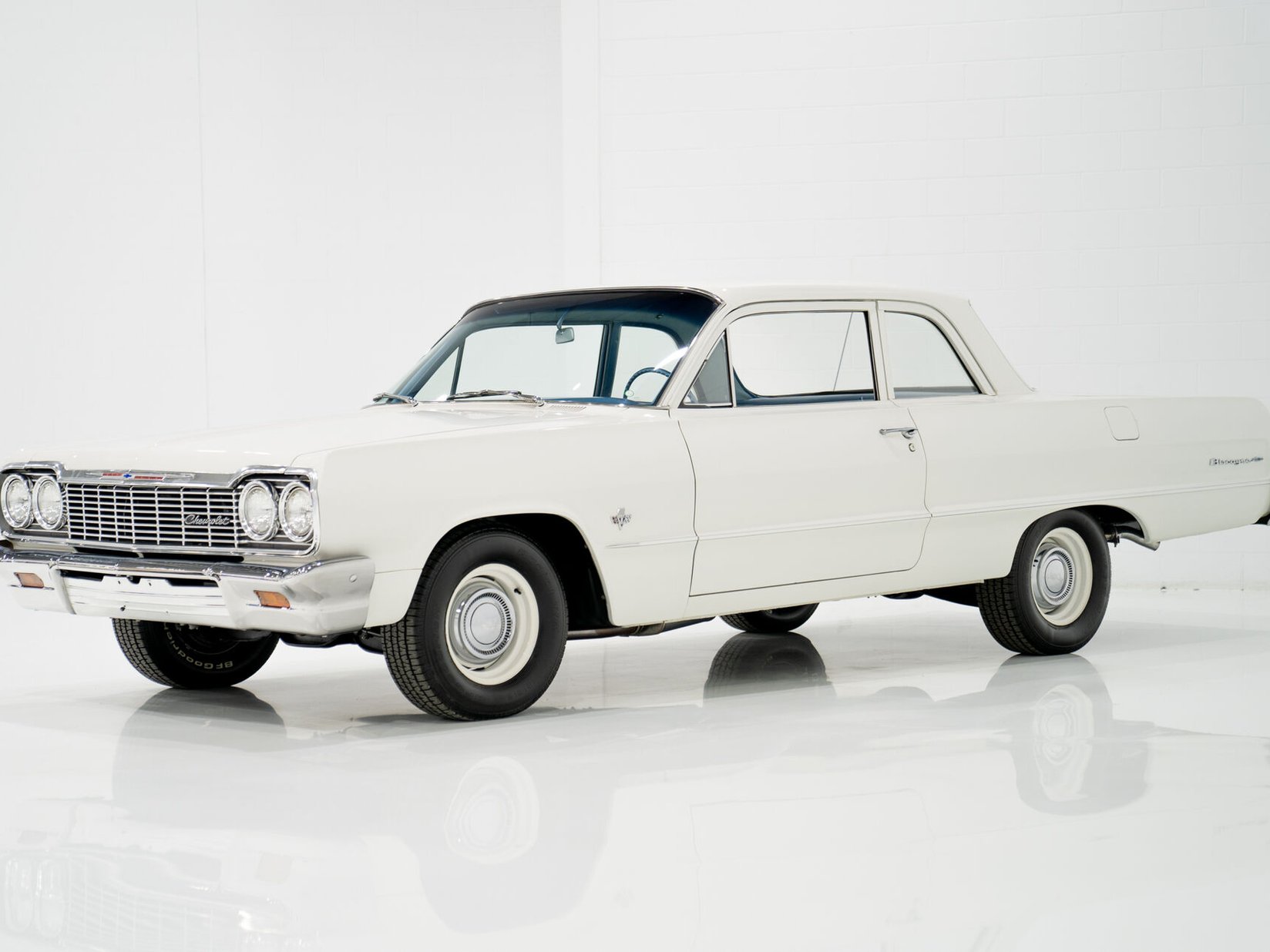 Chevrolet Biscayne Matching 409 / 425HP Transmission 4 Vitesse Complètement Entièrement restauré **PRIX EN USD** 1964 Blanc Montréal - photo #0