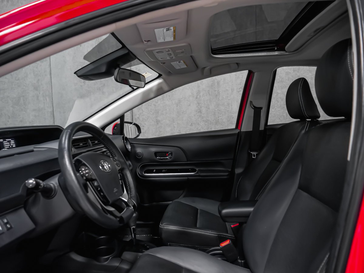 2018 Toyota Prius c TOIT OUVRANT SIÈGES CHAUFFANTS Red Montreal - photo #13