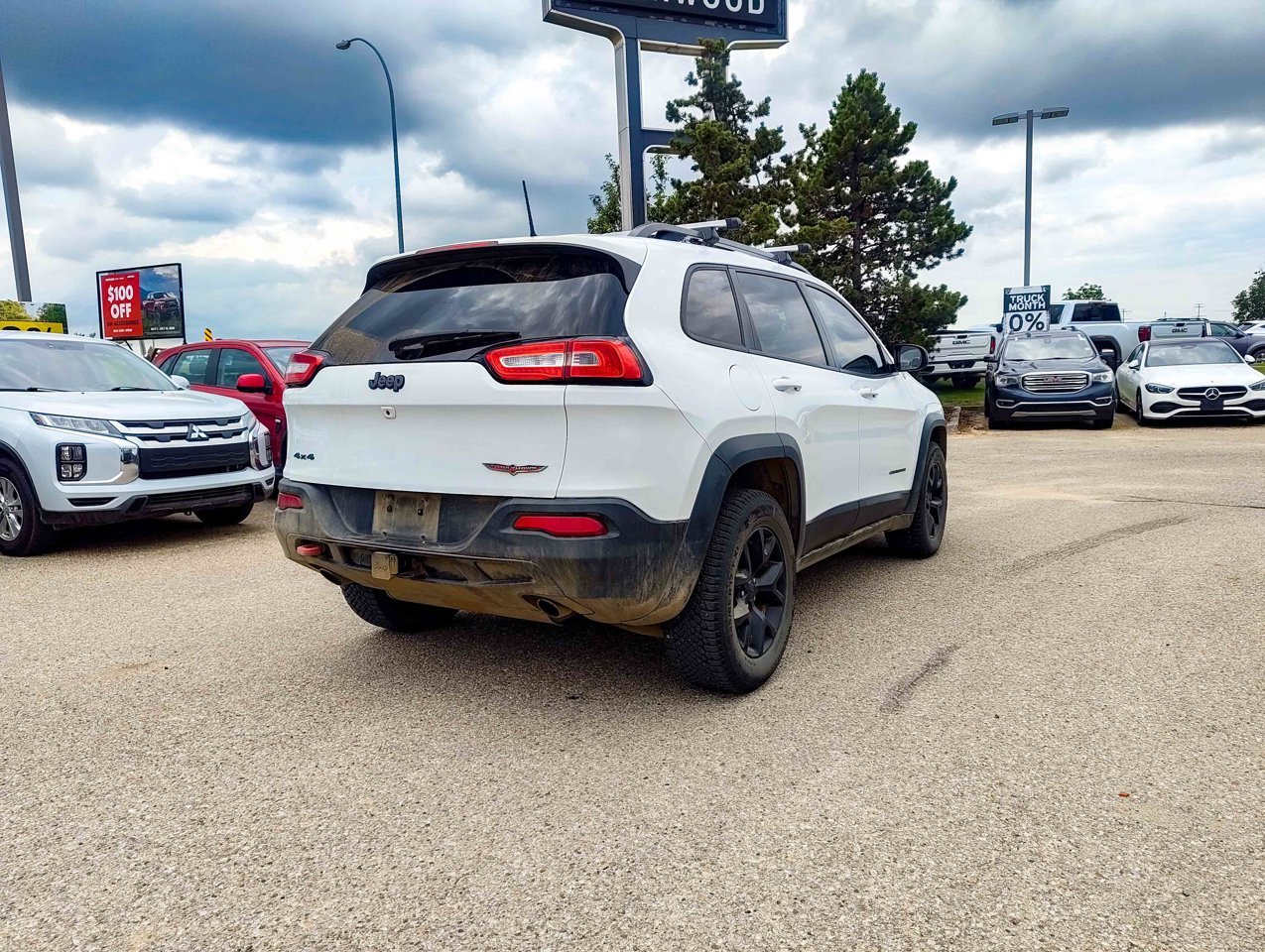 2017 Jeep Cherokee 4WD 4dr Trailhawk White Sherwood Park - photo #5