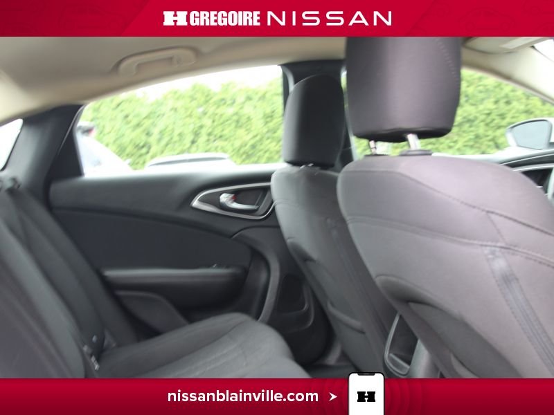 2015 Chrysler 200 White Laval - photo #22