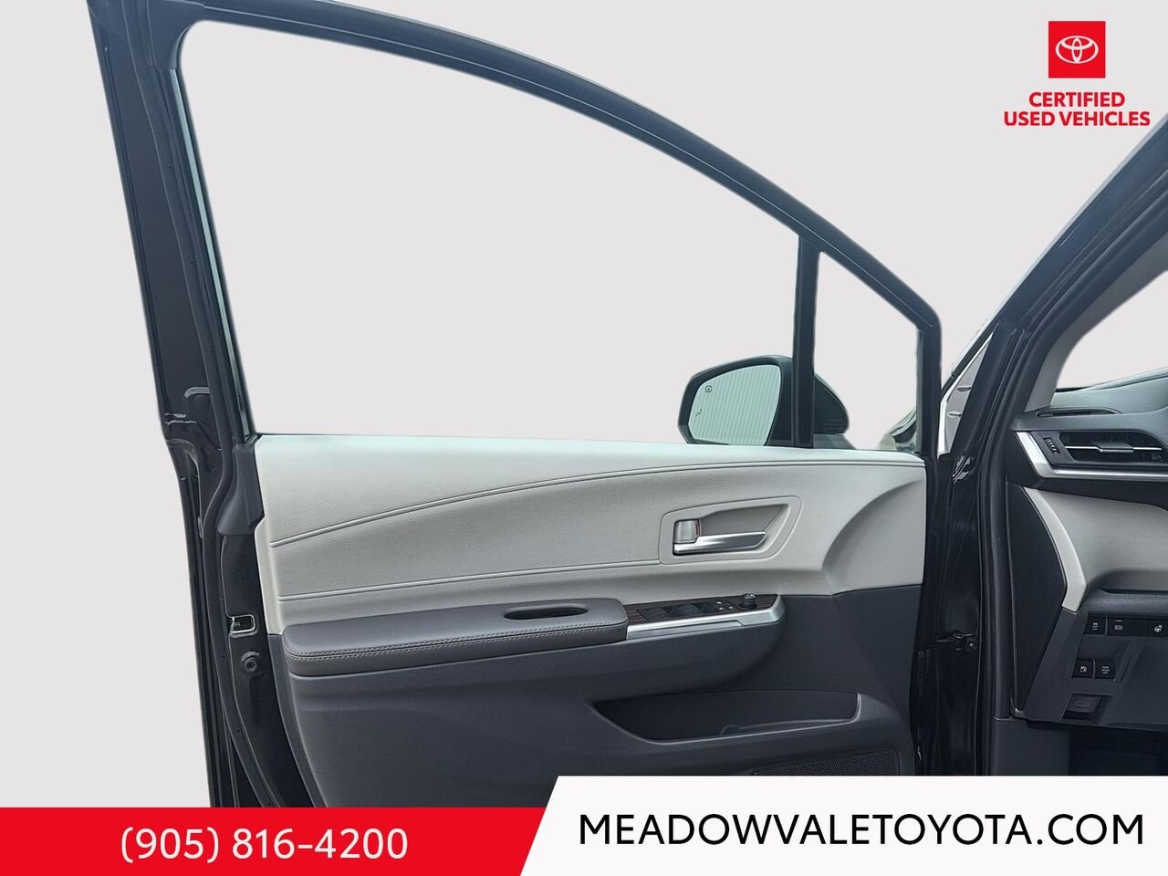 2024 Toyota Sienna One Owner, 4 New Tires, Midnight Black Metallic Mississauga - photo #7