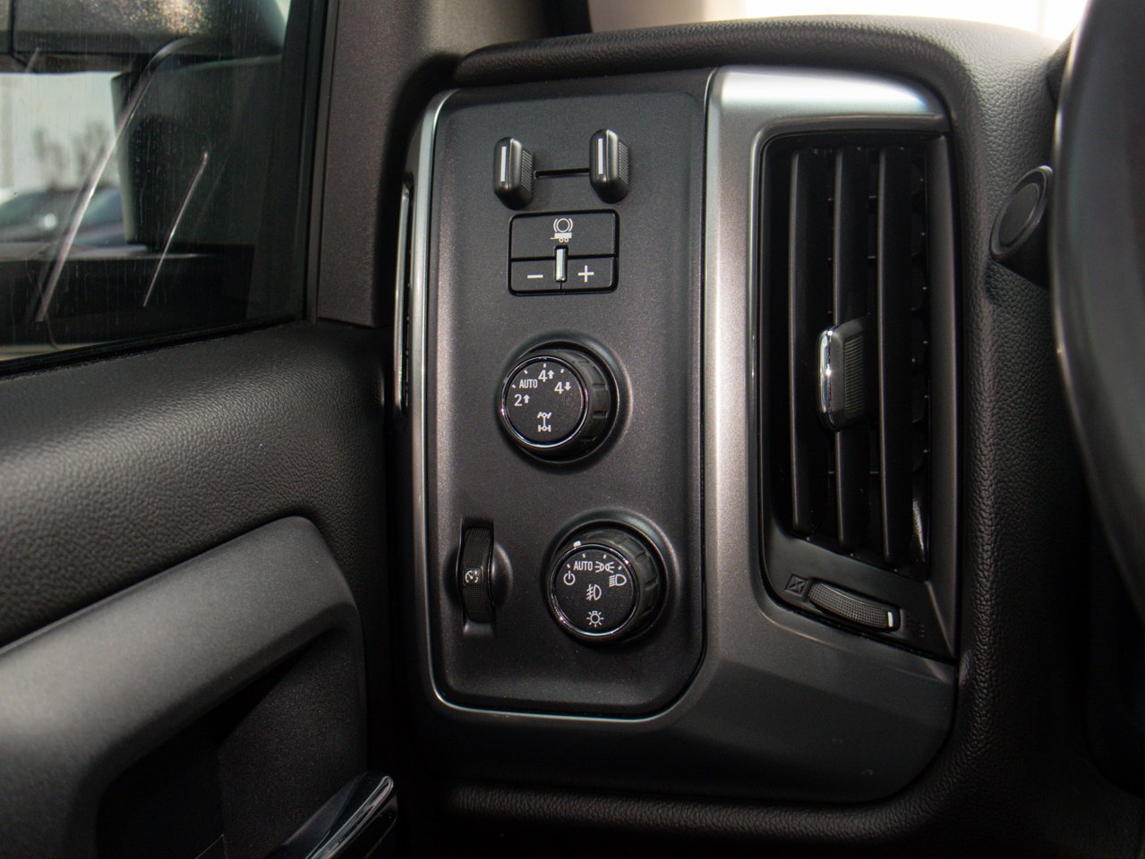 2016 Chevrolet Silverado 1500 4WD Crew Cab 143.5 LT w/1LT Blue Sherwood Park - photo #20