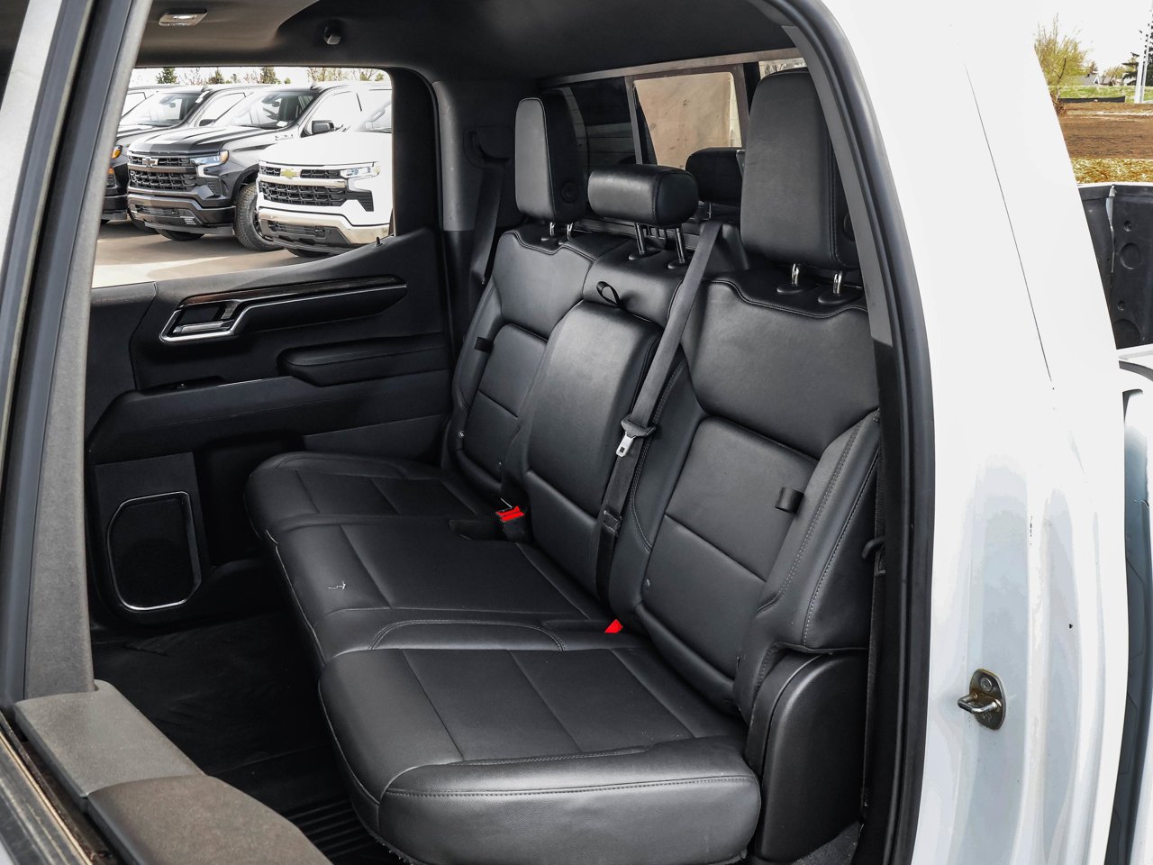 2022 Chevrolet Silverado 1500 4WD Crew Cab 147 LT Trail Boss White Sherwood Park - photo #15