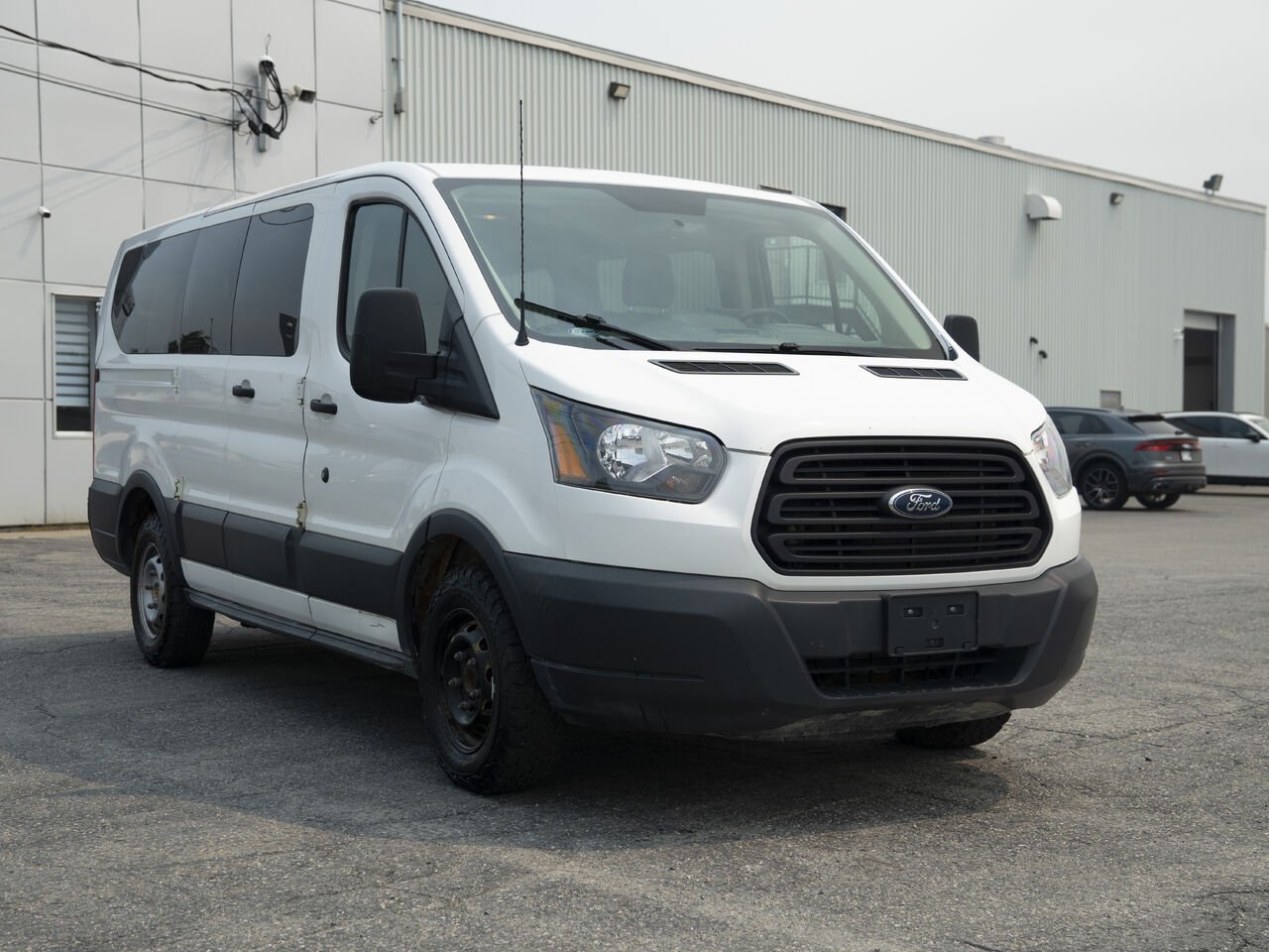 Ford Transit tourisme | T-150 XL toit bas 130 po porte pivotante côté passager 2018 Blanc Val-d'Or - photo #2
