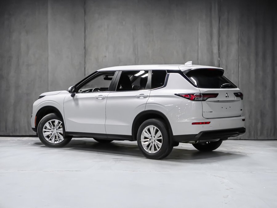 2026 Mitsubishi Outlander ES White Diamond