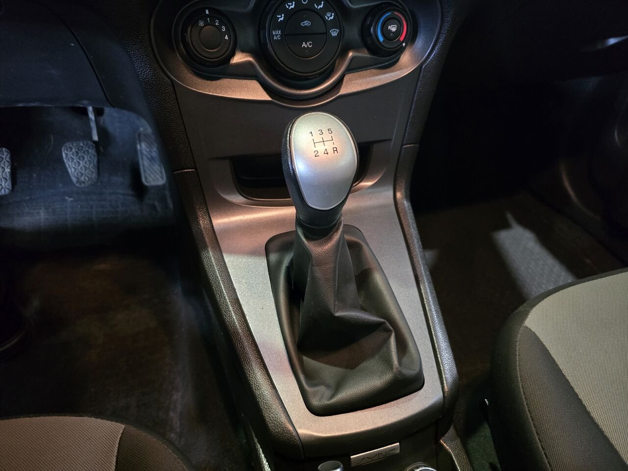 2017 Ford Fiesta Black  - photo #17