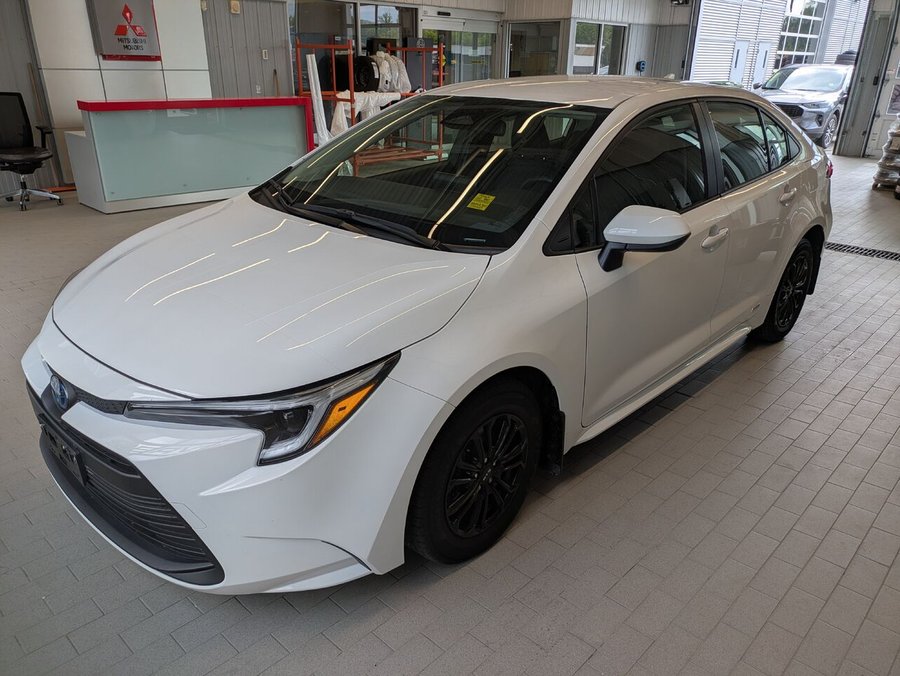 2024 Toyota Corolla hybride LE AWD White