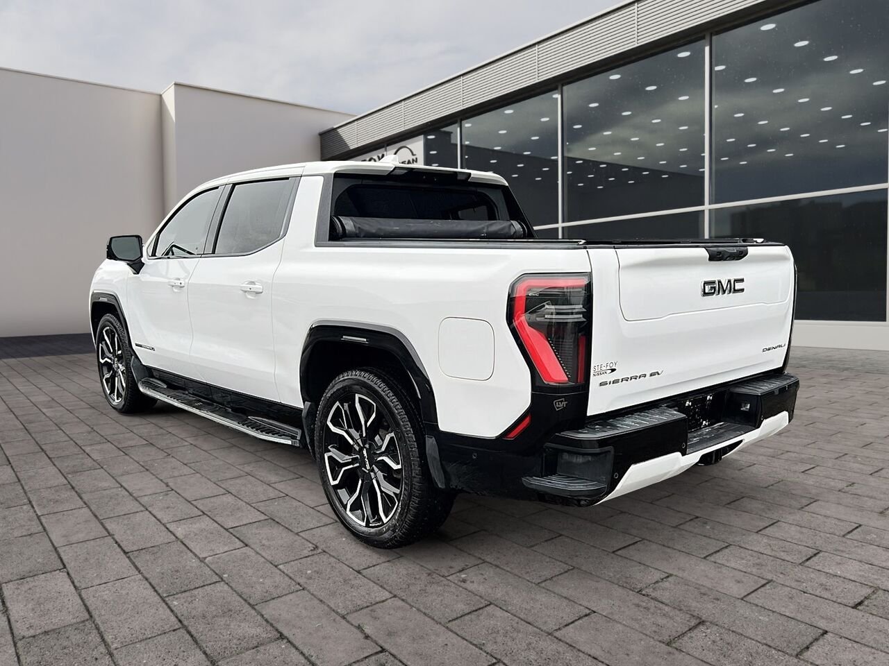 2025 GMC Sierra EV DENALI White Québec - photo #3