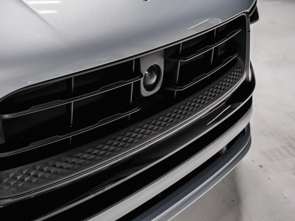 2025 Porsche Macan T Black Montreal - photo #23