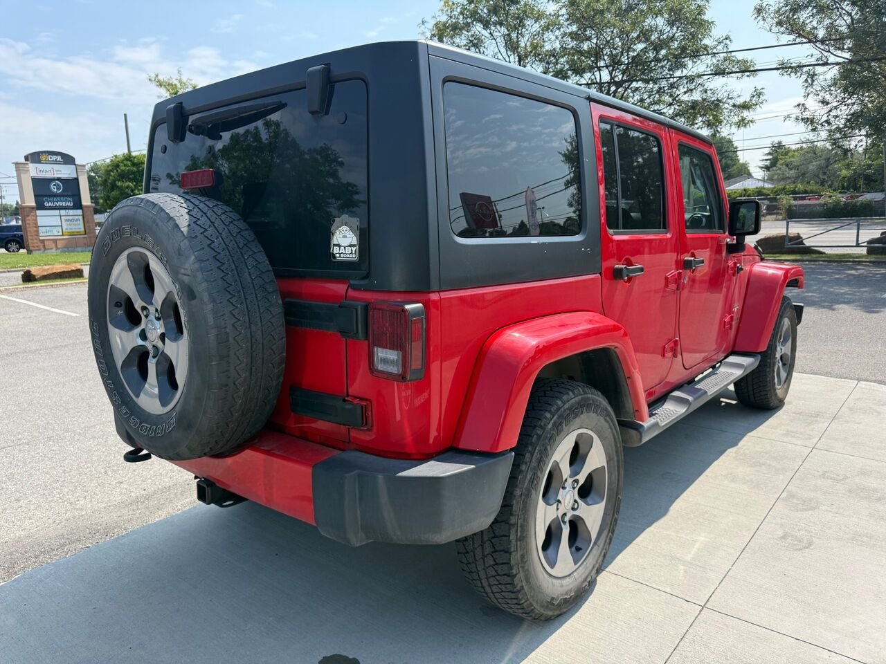 2017 Jeep Wrangler Unlimited Modèle Sahara 4 portes traction intégrale Red Châteauguay - photo #4