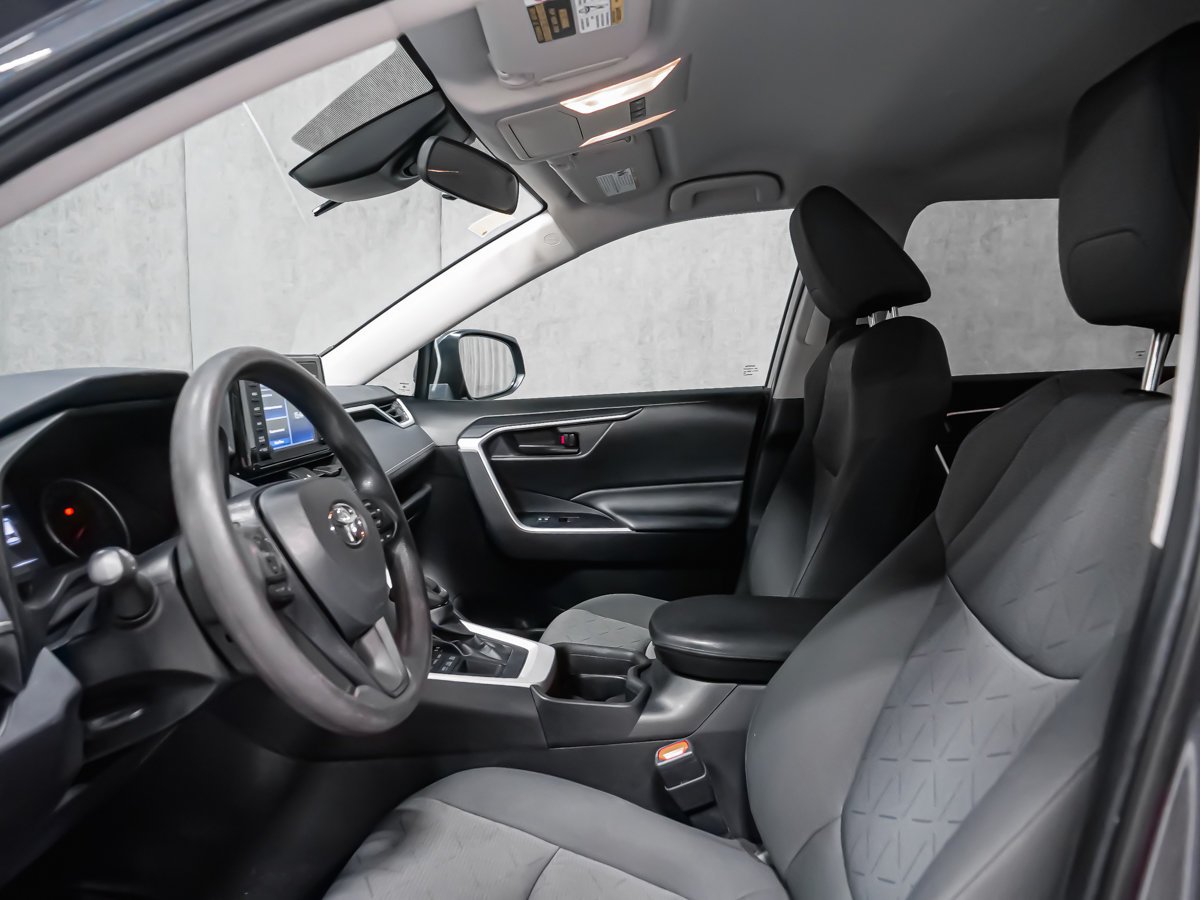 Toyota RAV4 LE 2021 Gris Montréal - photo #11