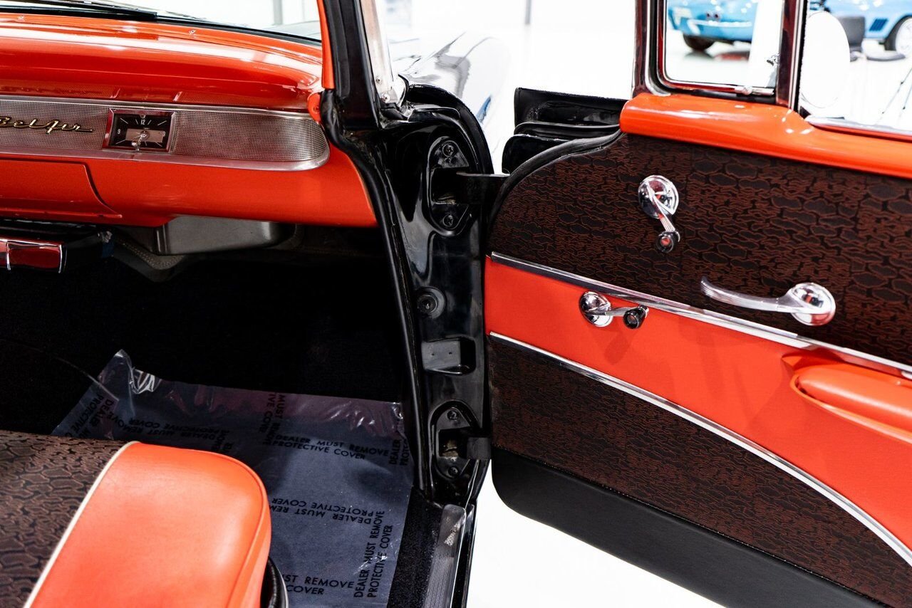 Chevrolet Bel Air Beautifully presented. Restored in desirable color combo | PRIX EN USD 1957 Noir Montréal - photo #73
