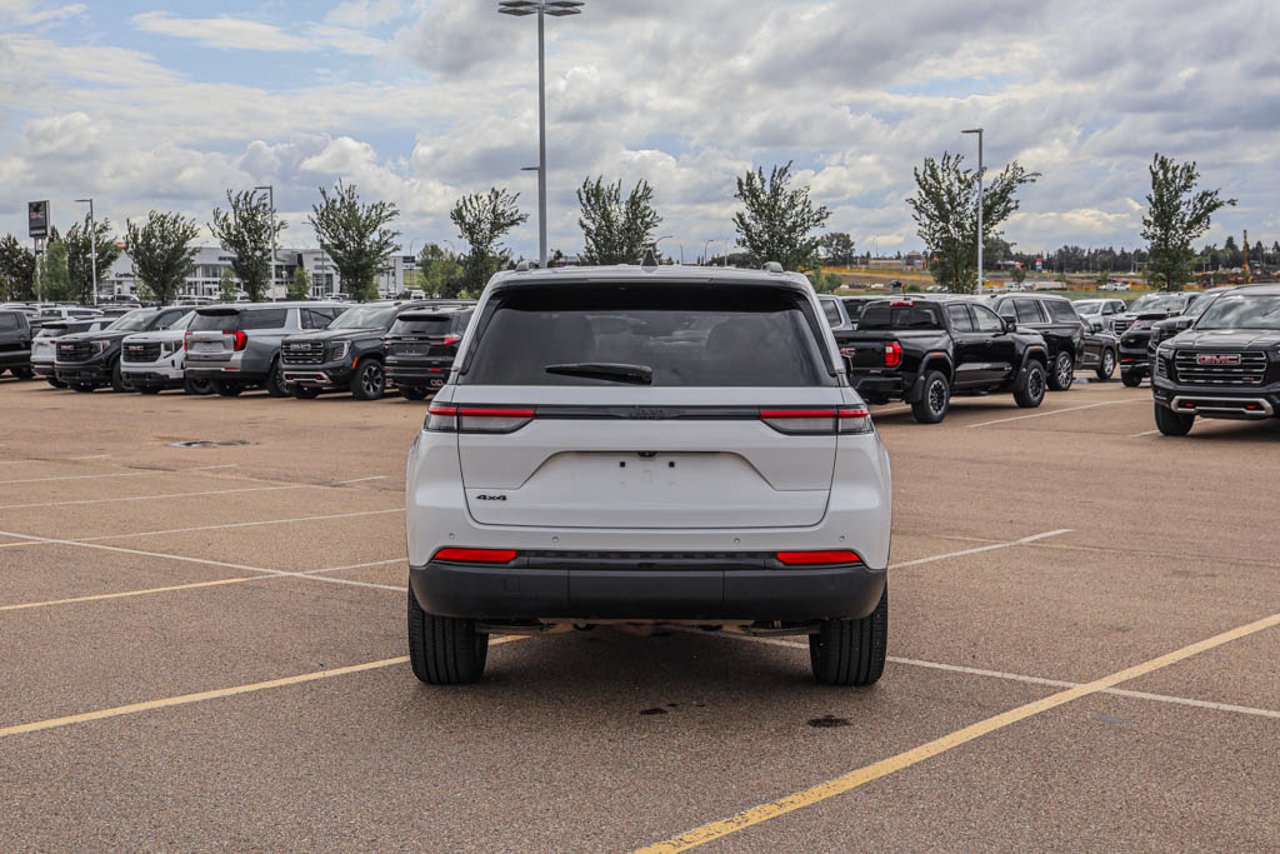 2025 Jeep Grand Cherokee Altitude 4x4 White Sherwood Park - photo #7