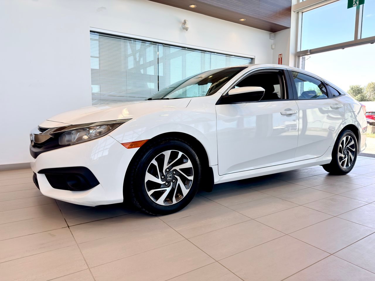 2018 Honda Civic Sedan White Notre-Dame-des-Prairies - photo #3