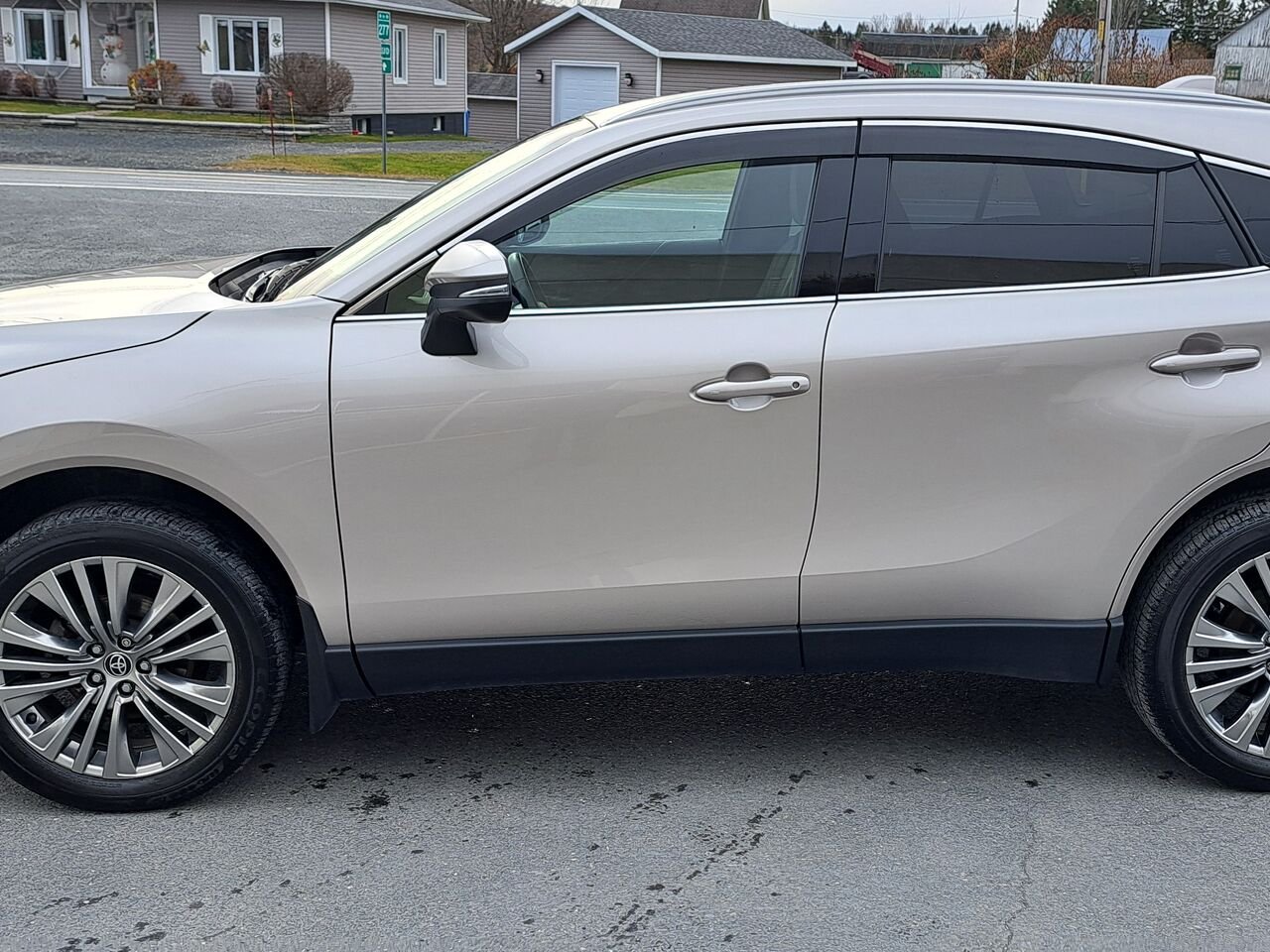 Toyota Venza XLE TI 2024 Titane éclatant Lac-Etchemin - photo #1