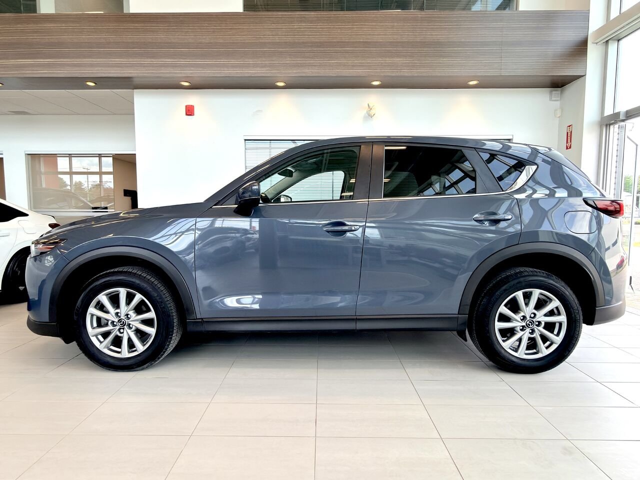 Mazda CX-5 2023 Gris Notre-Dame-des-Prairies - photo #10