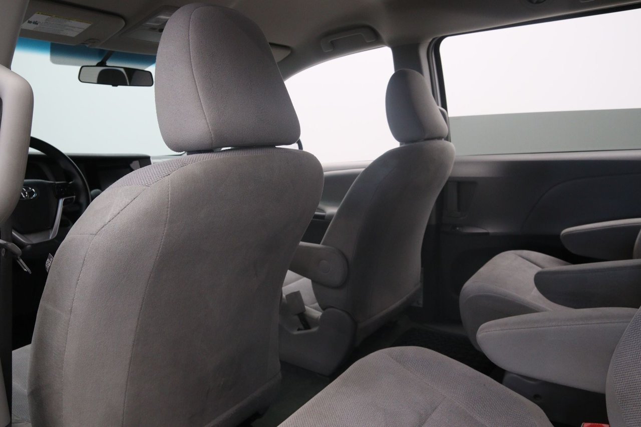 2016 Toyota Sienna VIN 5TDZK3DC0GS693246 White Chicoutimi - photo #8