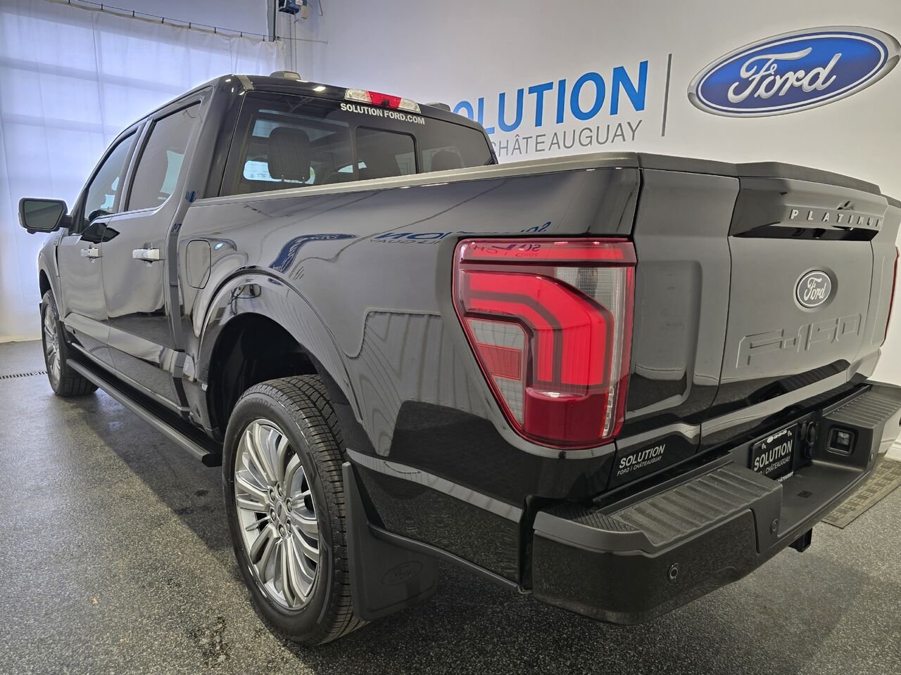 Ford F-150 PLATINUM SUPERCREW 4RM CAISSE DE 5,5 PI 2026 Noir agate métallisé Châteauguay - photo #1