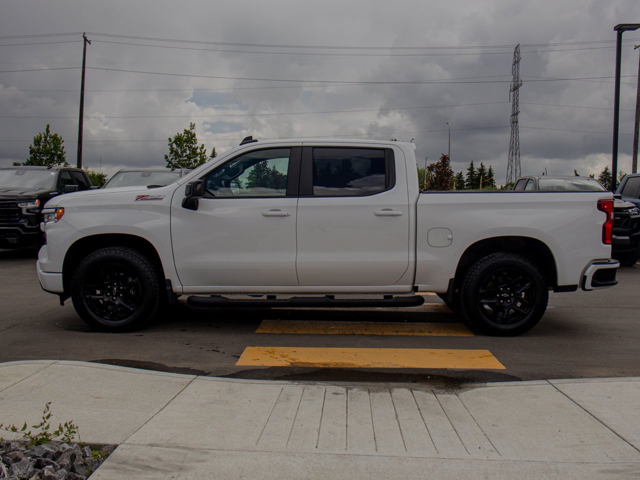 2024 Chevrolet Silverado 1500 4WD Crew Cab 147 RST White Sherwood Park - photo #6
