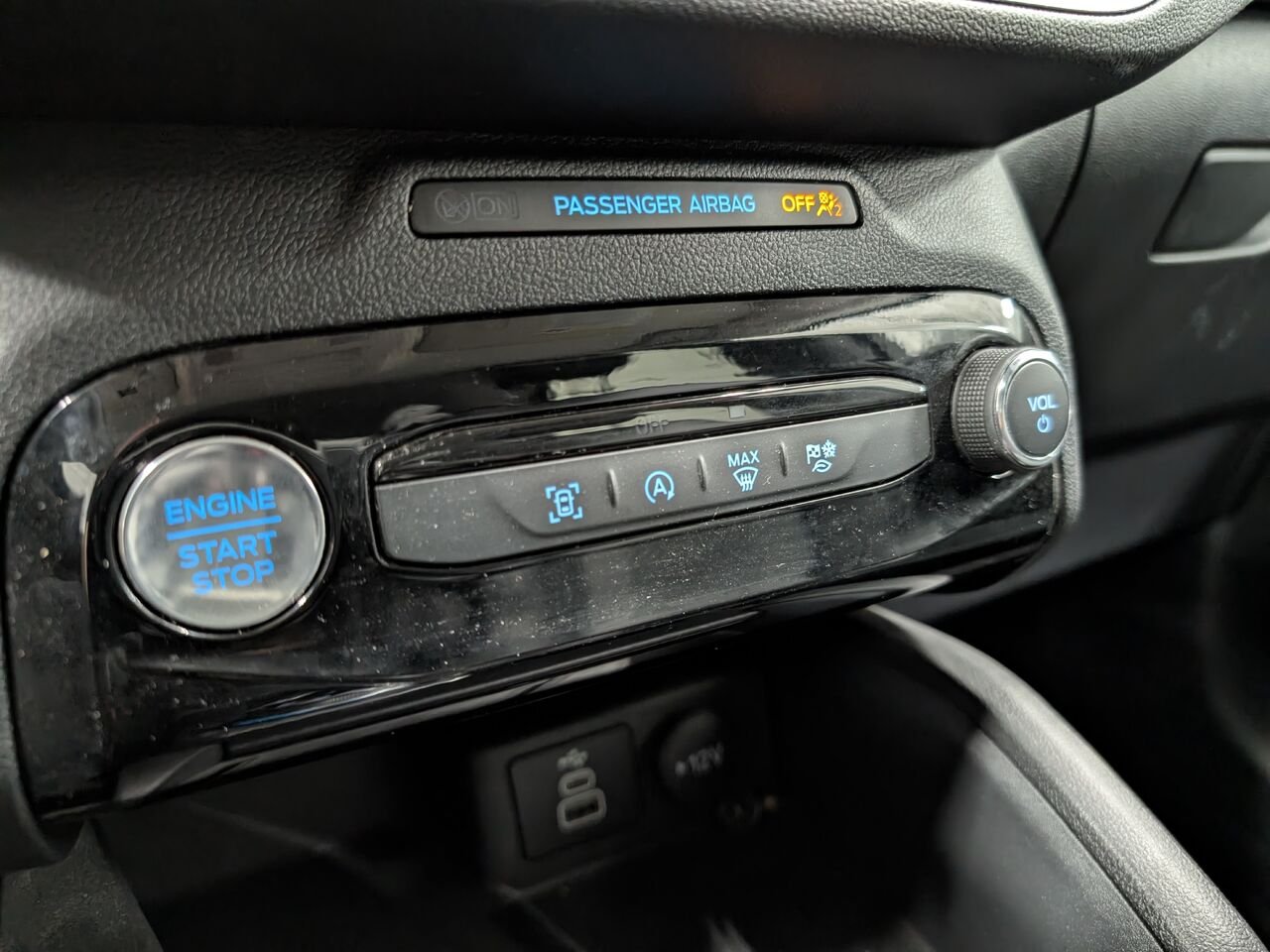 Ford Escape PLATINUM/AWD/SIÈGES CHAUFFANT/VOLANT CHAUFFANT/AC BIZONE 2025 Noir Sherbrooke - photo #19