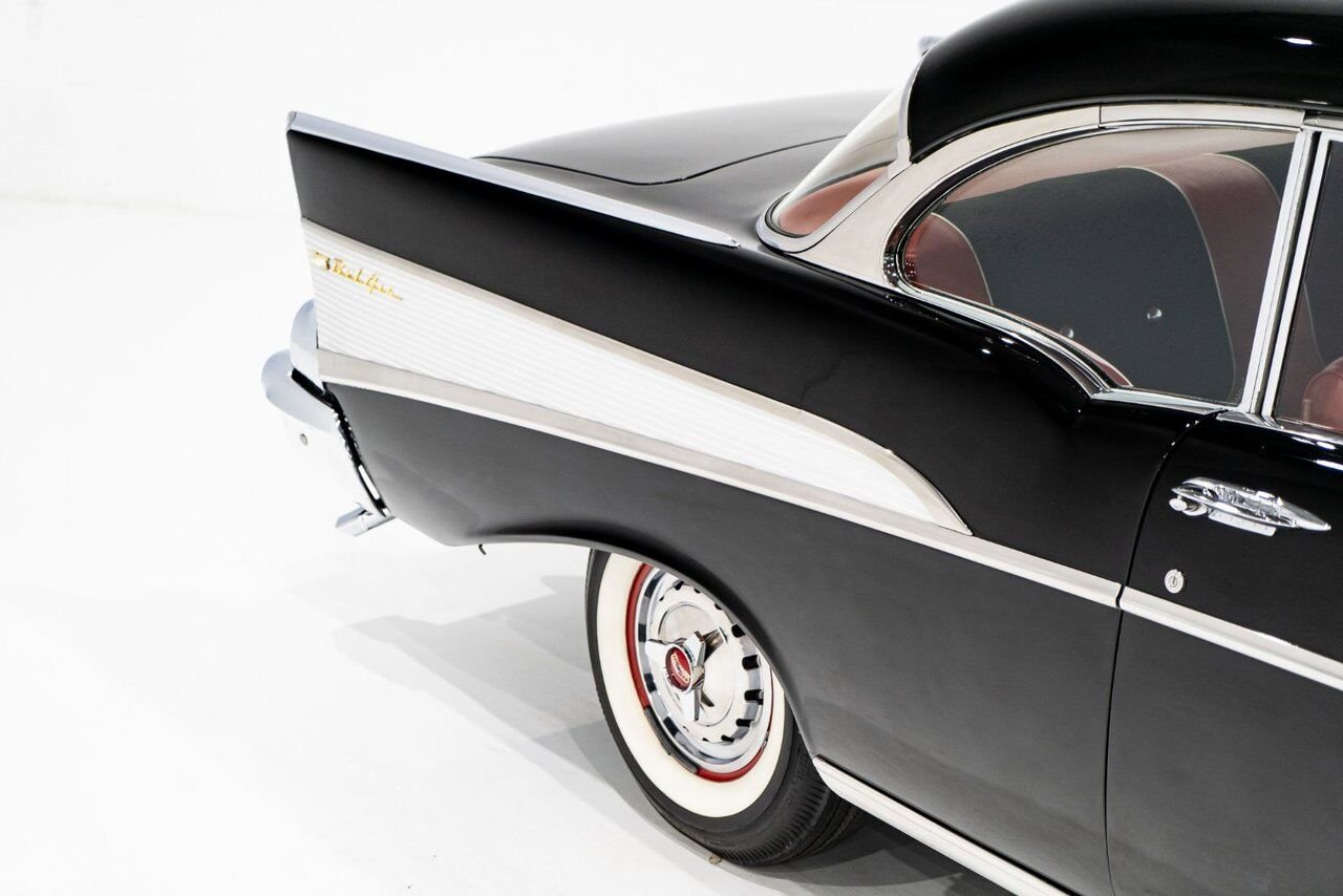 Chevrolet Bel Air Beautifully presented. Restored in desirable color combo | PRIX EN USD 1957 Noir Montréal - photo #50