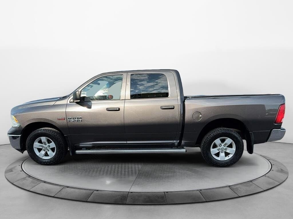 2017 Ram 1500 VIN 3C6RR7KT0HG649048 Grey Baie-Comeau - photo #4