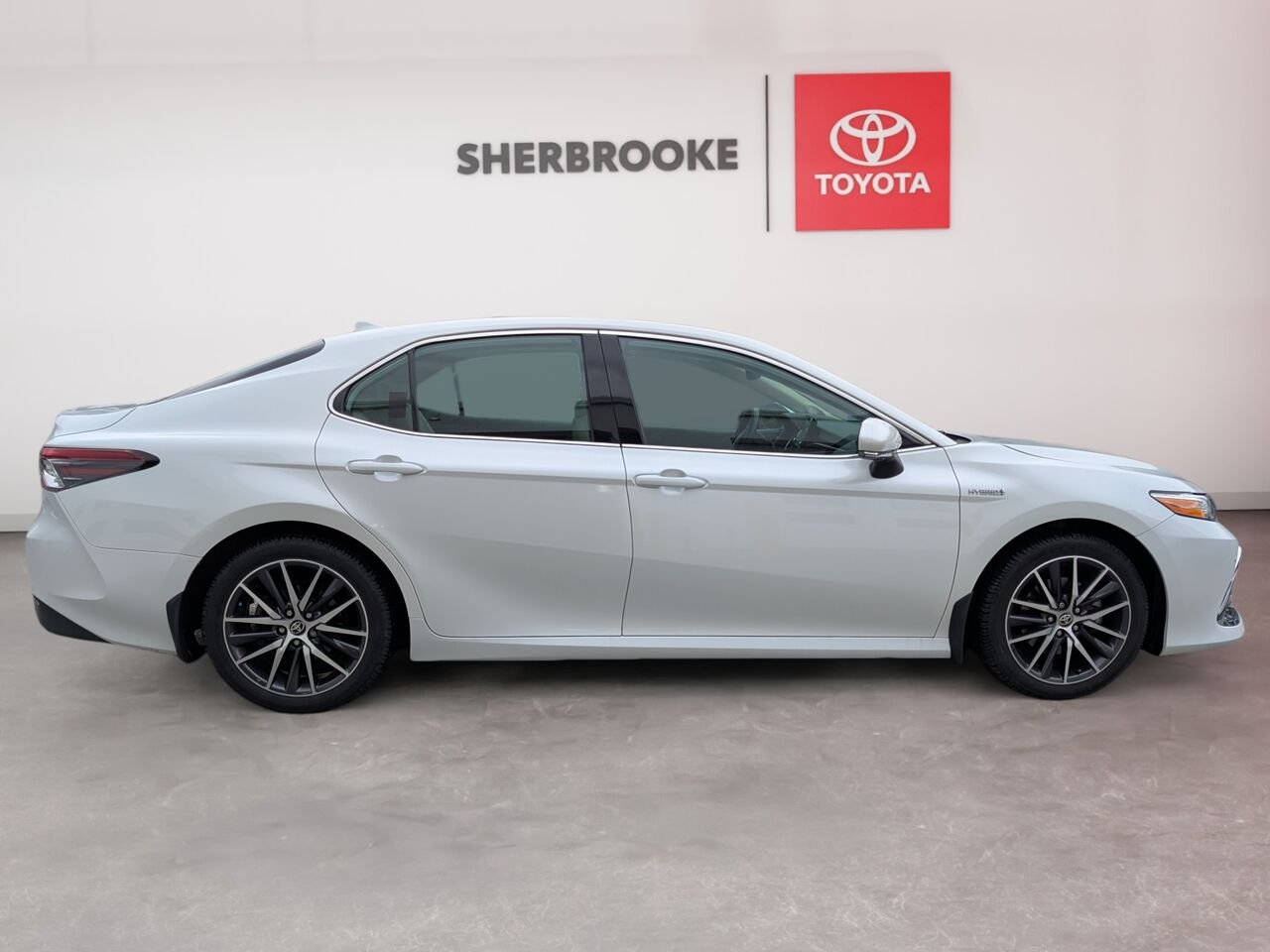 Toyota Camry Hybride XLE/SIÈGES CHAUFFANTS ET VENTILLÉS/TOIT OUVRANT/VOLANT CHAUFFANT/SIÈGES EN CUIR/BLUETOOTH/AC 2021 Blanc Sherbrooke - photo #3