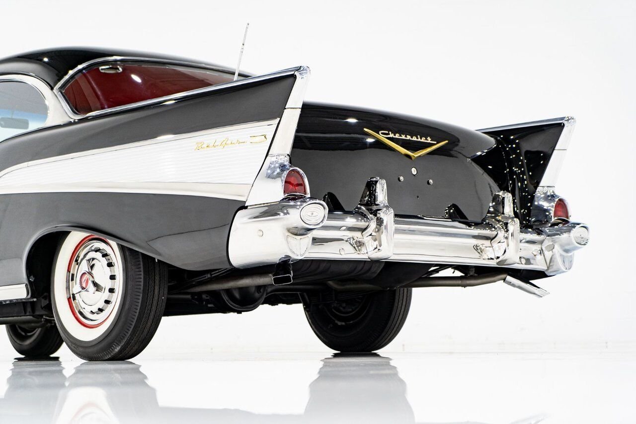 Chevrolet Bel Air Beautifully presented. Restored in desirable color combo | PRIX EN USD 1957 Noir Montréal - photo #36