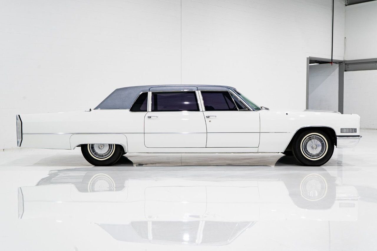 Cadillac Fleetwood **PRICE IN USD** Factory Limo dual AC with only 18,892 miles 1966 Blanc Montréal - photo #2