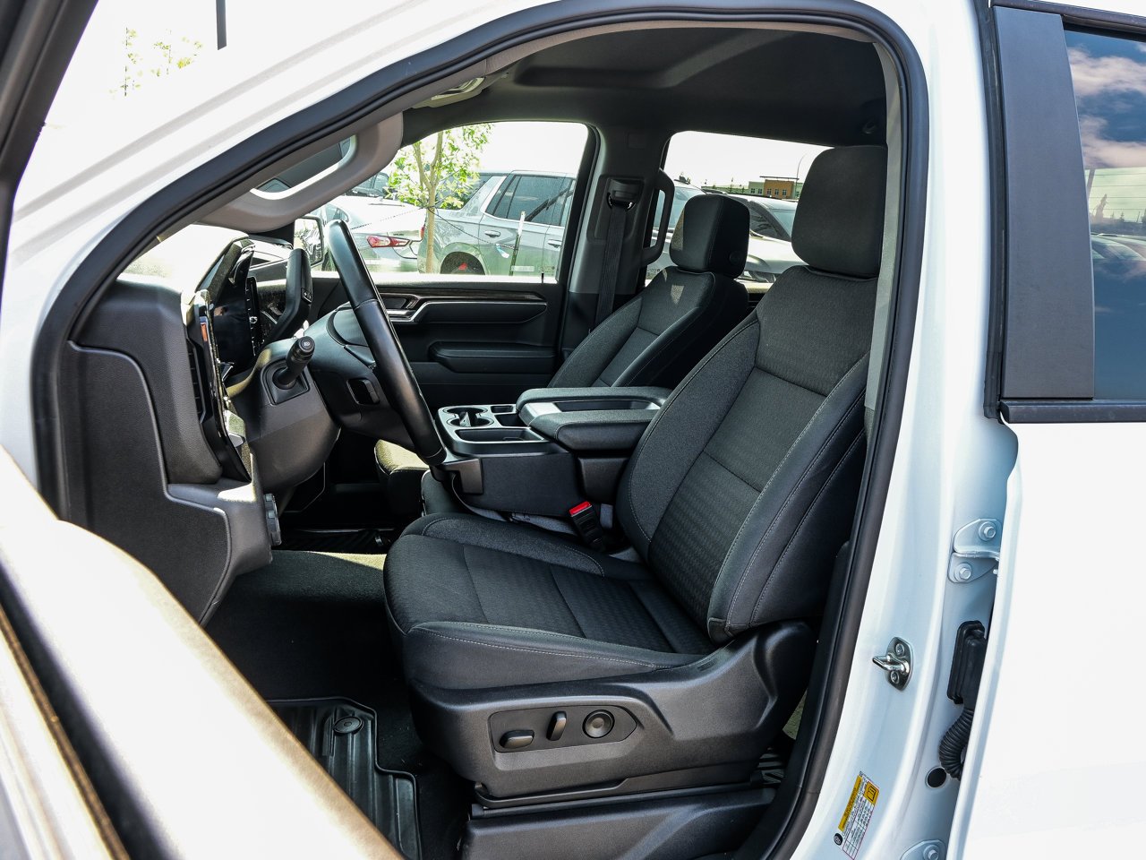 2025 Chevrolet Silverado 1500 4WD Crew Cab 147 LT White Sherwood Park - photo #15