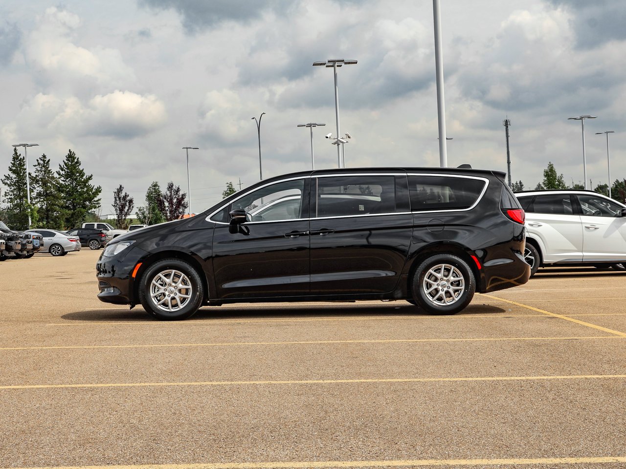 2025 Chrysler Grand Caravan SXT 2WD Black Sherwood Park - photo #4