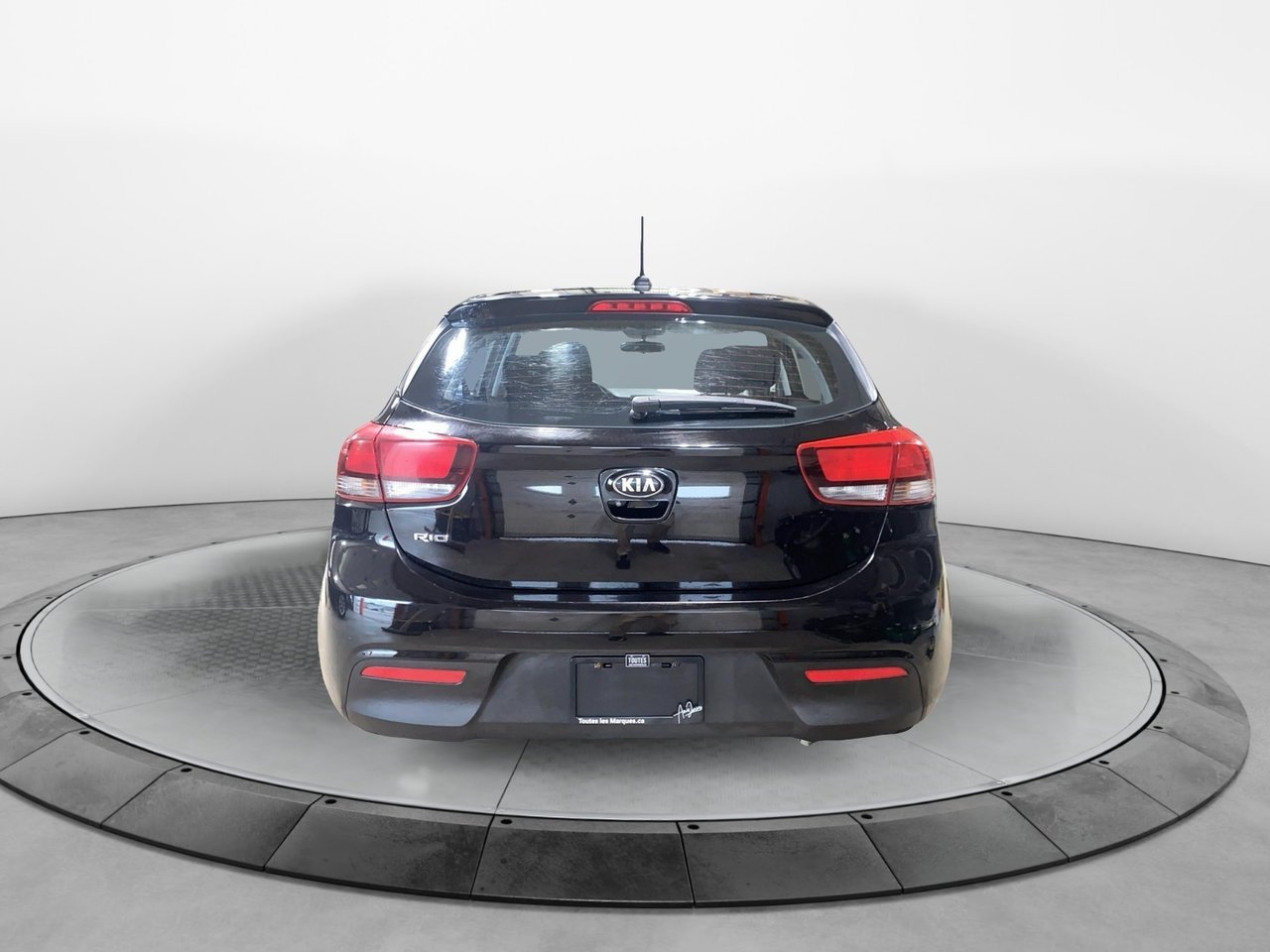 2018 Kia Rio 5-door VIN 3KPA25AB6JE039972 Black Chicoutimi - photo #2