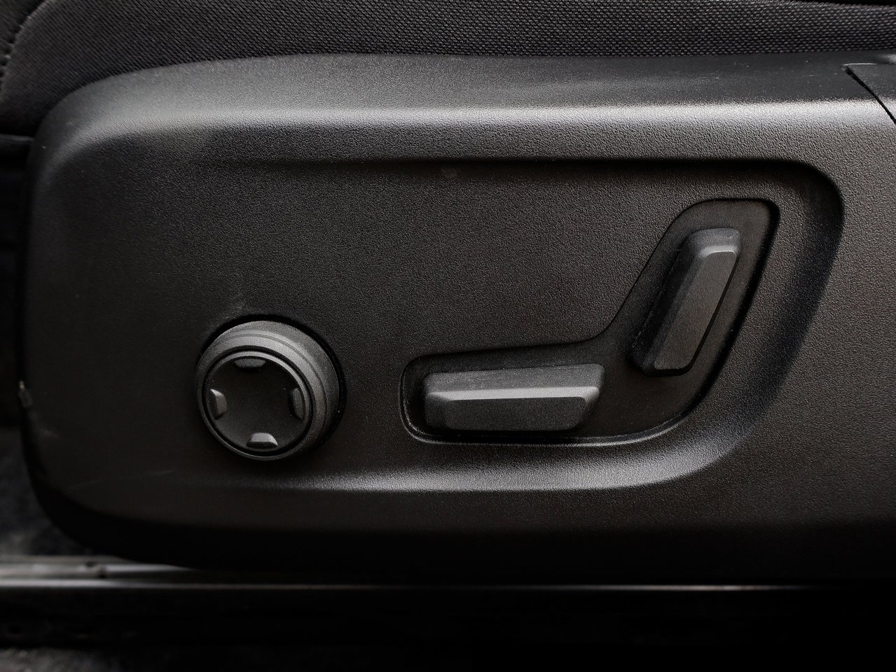 2025 Volvo XC40 B5 AWD Core Bright Theme Grey Sherwood Park - photo #18
