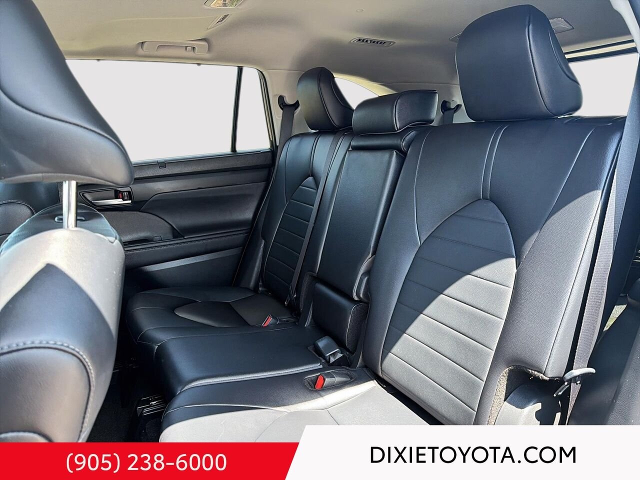 2024 Toyota Highlander XLE AWD / CLEAN CARFAX / HEATED SEATS / MOONROOF / ALLOY WHEELS / CARPLAY AND ANDROID AUTO Black Mississauga - photo #20