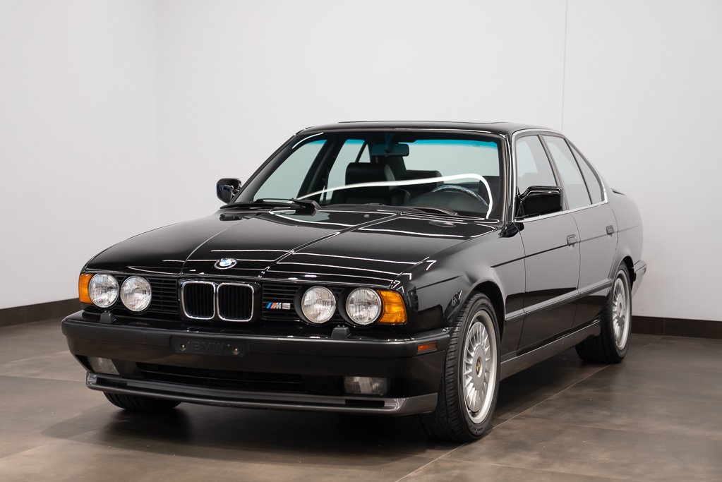 BMW M5 LOW KM! - $94500 USD 1992 Noir Montréal - photo #1