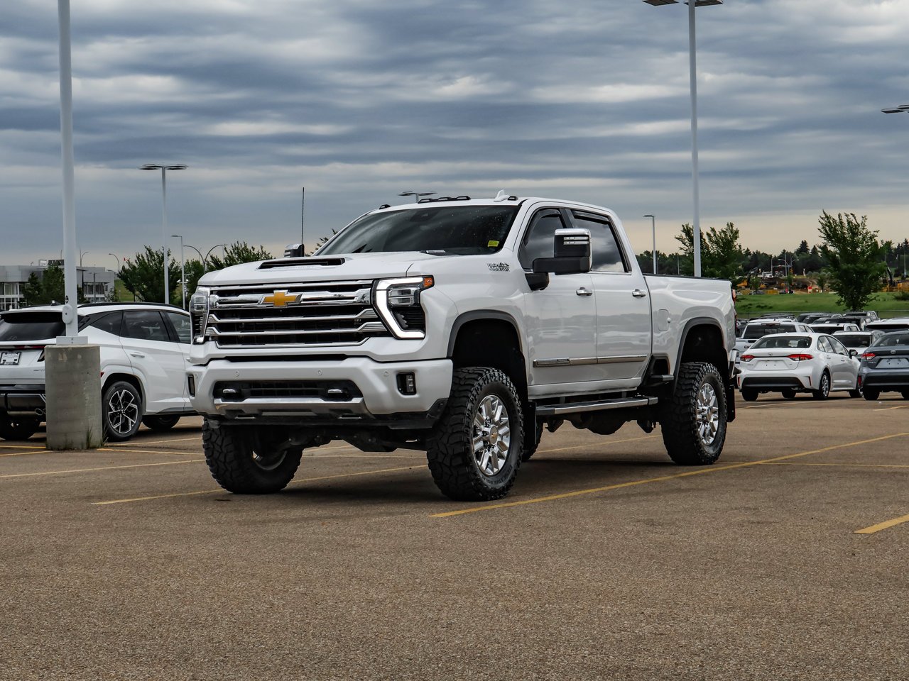 2024 Chevrolet Silverado 3500HD 4WD Crew Cab 159 High Country White Sherwood Park - photo #3