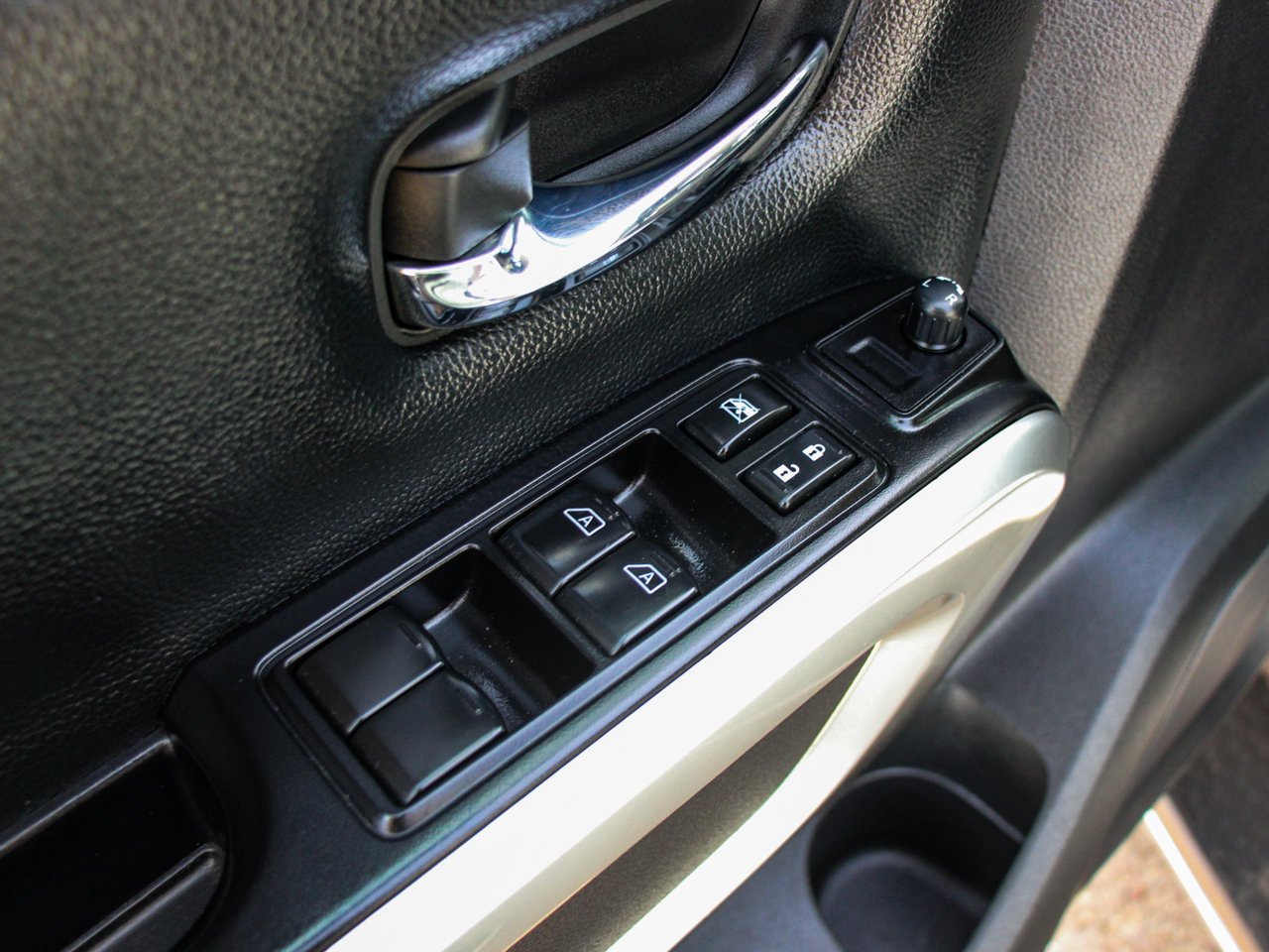 2017 Nissan Titan 4WD Crew Cab SV White Sherwood Park - photo #15