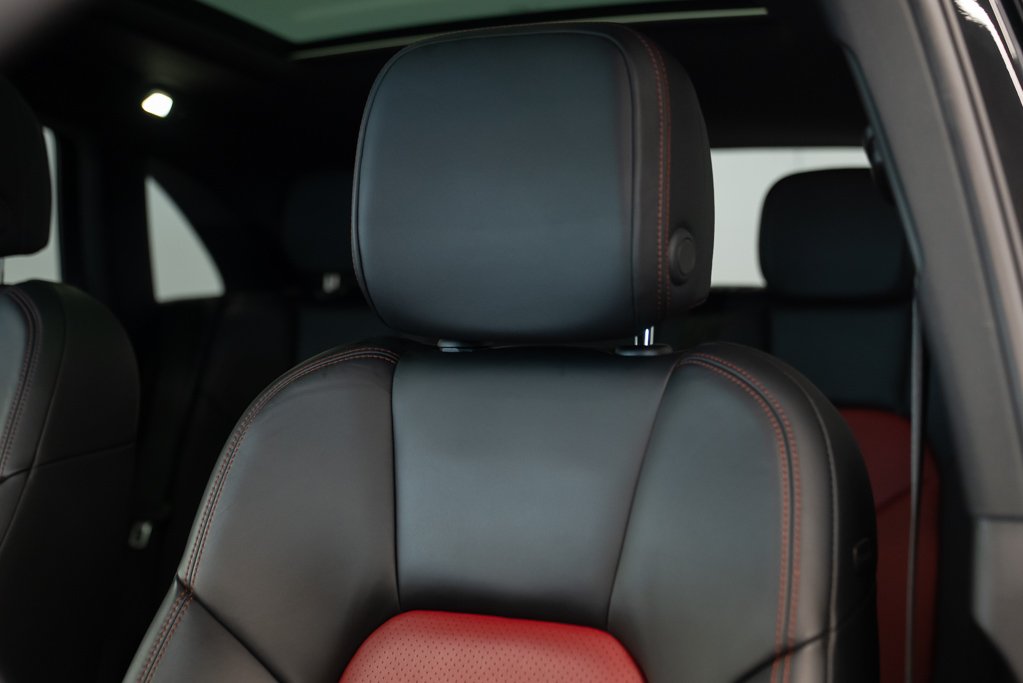2018 Porsche Macan Sport \\ LOW KM Black Kirkland - photo #18