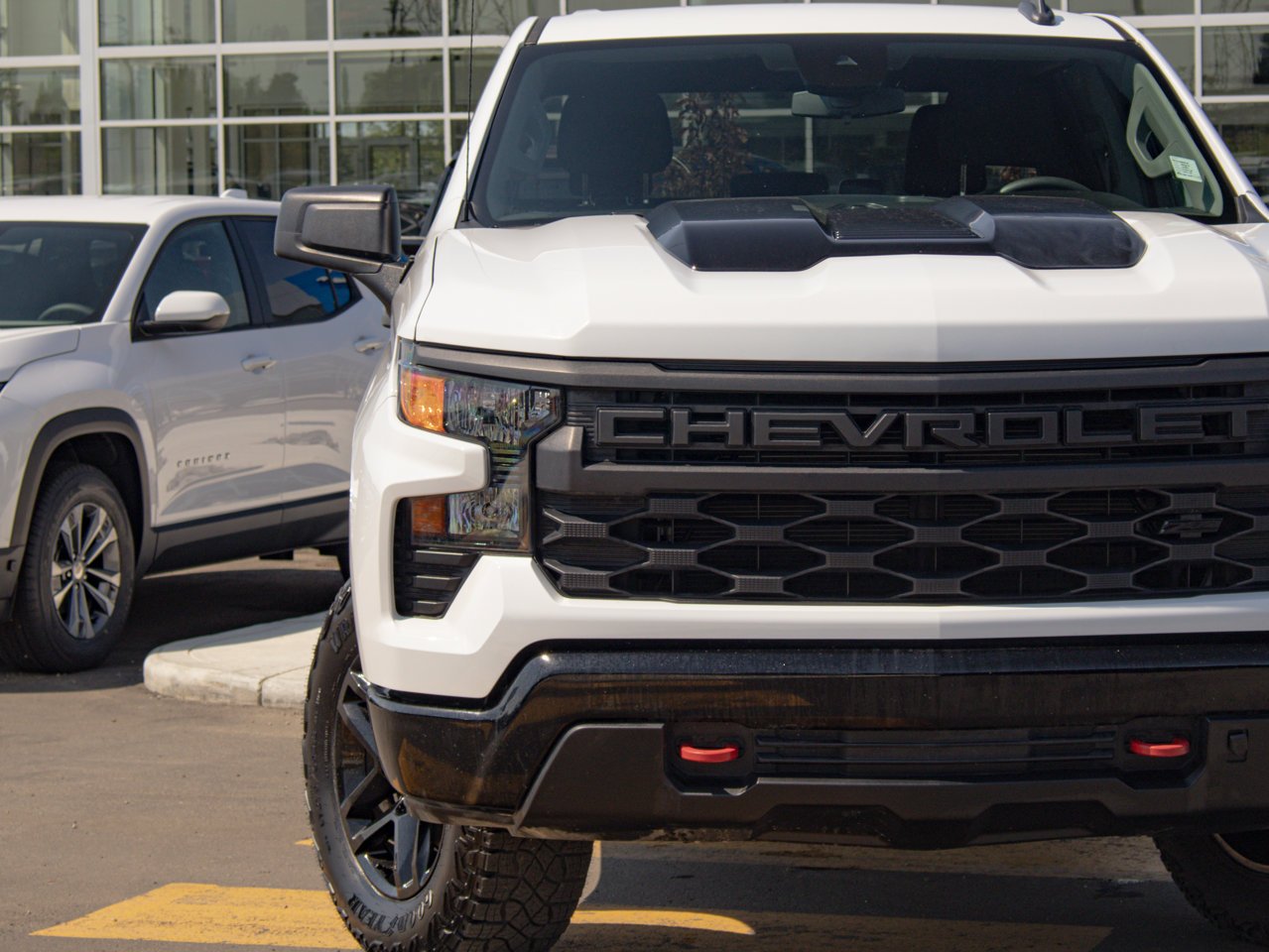 2024 Chevrolet Silverado 1500 4WD Crew Cab 147 Custom Trail Boss White Sherwood Park - photo #4