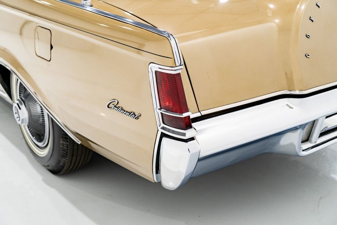 1969 Lincoln Continental Only 687 miles from new. Unrestored example **PRICE IN USD** Gold Montreal - photo #35